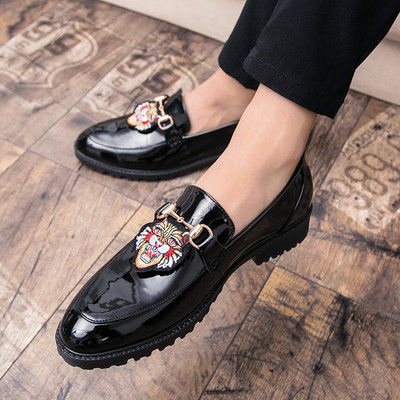 Модерни мъжки мокасини с цветна емблема в черен и златен  цвят 