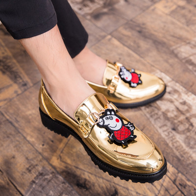 Модерни мъжки мокасини с цветна емблема в черен и златен  цвят 