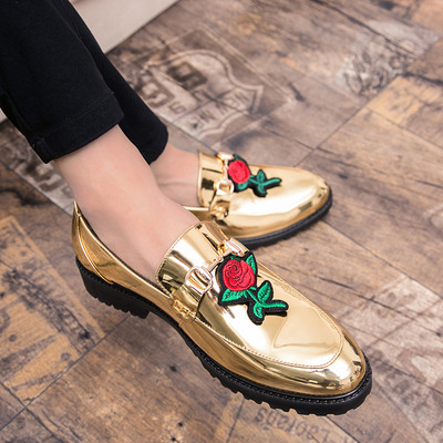 Модерни мъжки мокасини с цветна емблема в черен и златен  цвят 