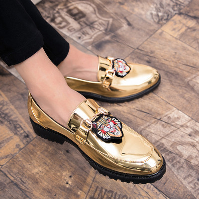 Модерни мъжки мокасини с цветна емблема в черен и златен  цвят 