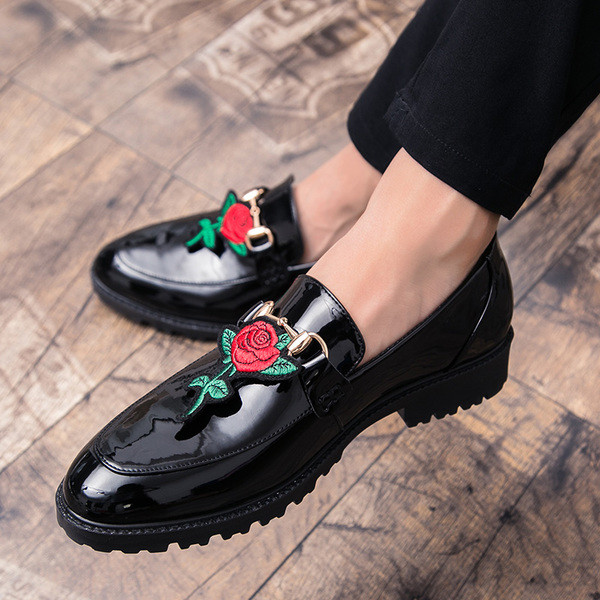 Модерни мъжки мокасини с цветна емблема в черен и златен  цвят 