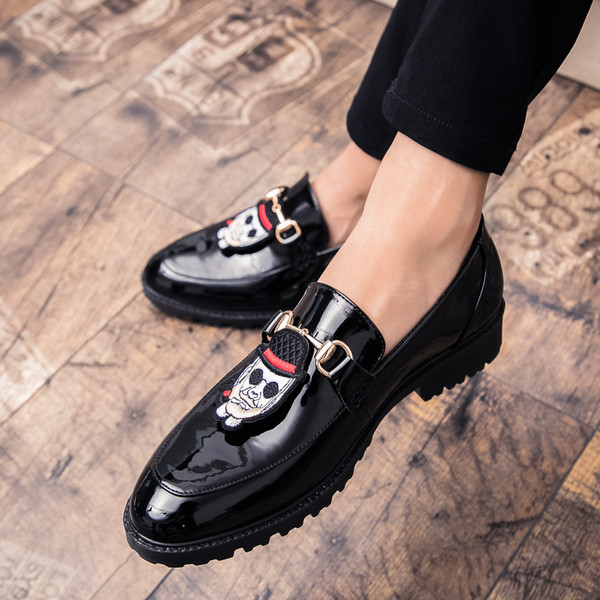 Модерни мъжки мокасини с цветна емблема в черен и златен  цвят 