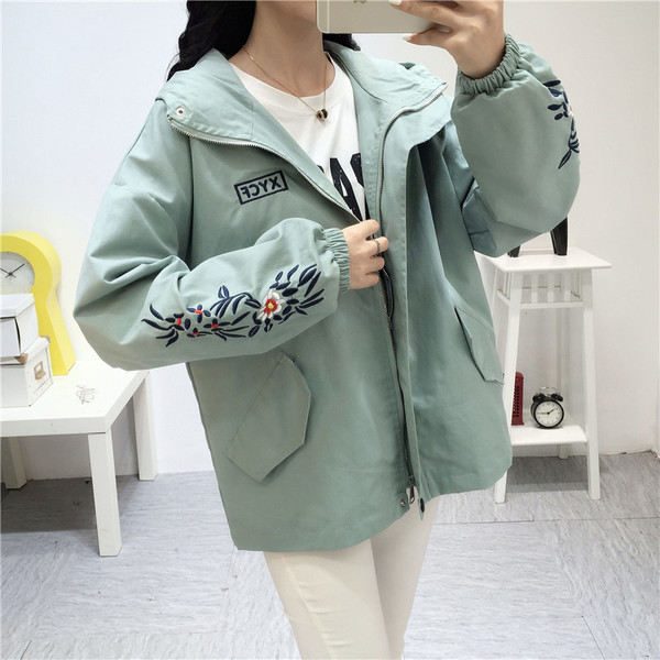 Ежедневно дамско яке за бременни жени с флорална бродерия в три цвята