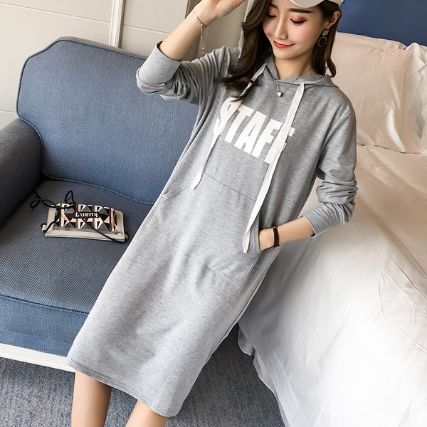 Спортна рокля за бременни жени с качулка и надпис в три цвята