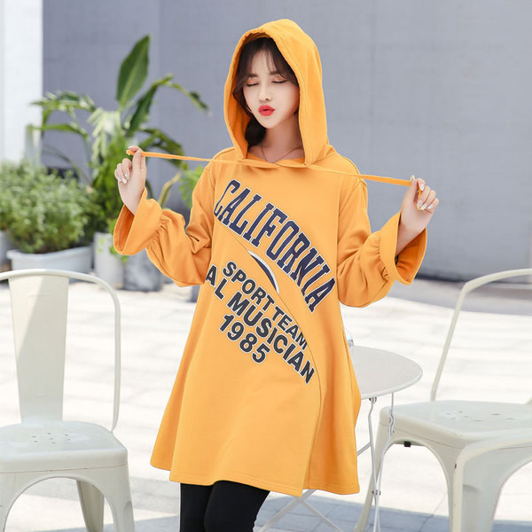 Μακρύ φούτερ για τις έγκυες γυναίκες με κουκούλα και κίτρινη κουκούλα