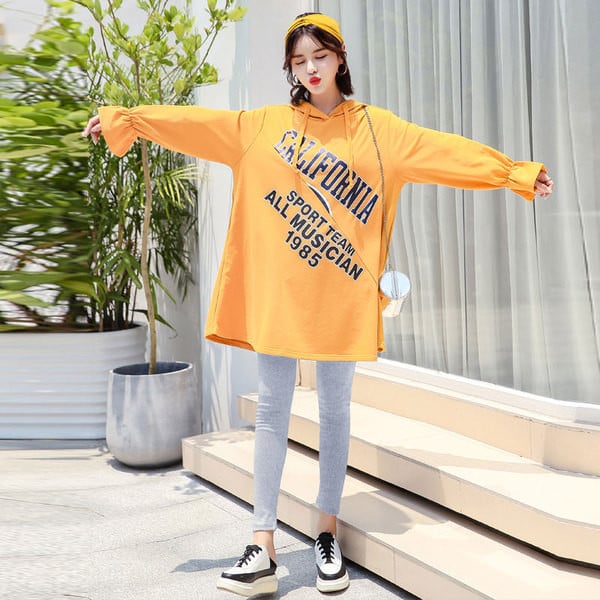 Μακρύ φούτερ για τις έγκυες γυναίκες με κουκούλα και κίτρινη κουκούλα