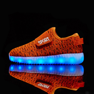 Модерни детски маратонки със светеща подметка в няколко цвята
