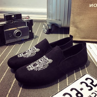 Mocasini moderni pentru barbati cu broderie colorata in negru