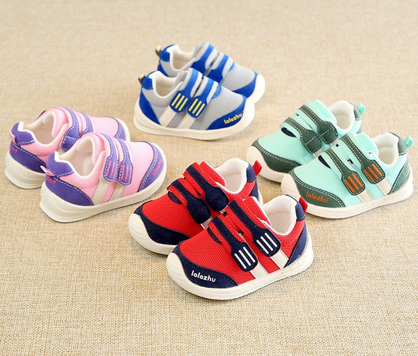 Детски обувки в четири цвята подходящи за момичета и момчета