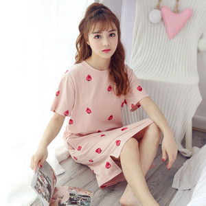 Дамска нощница с О-образна яка и щампа в два модела