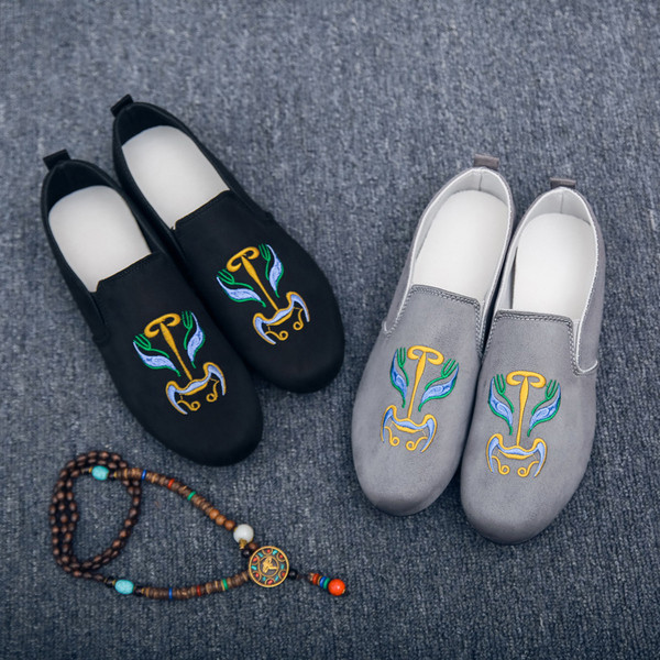 Ежедневни мъжки велурени мокасини с цветна бродерия 