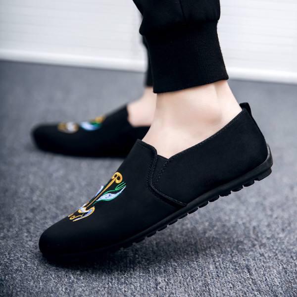 Ежедневни мъжки велурени мокасини с цветна бродерия 