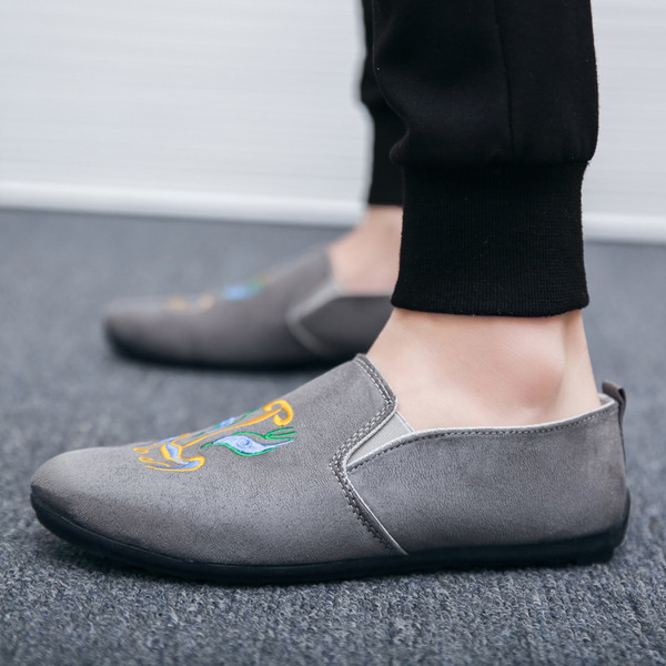Ежедневни мъжки велурени мокасини с цветна бродерия 