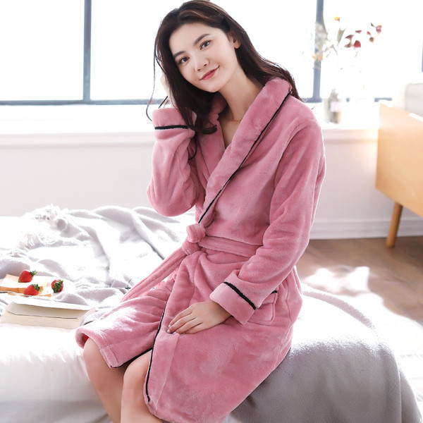 Дамски мек халат в тъмни и светли цветове