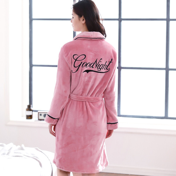 Дамски мек халат в тъмни и светли цветове