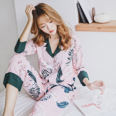 Дамска пижама в няколко цвята с флорални мотиви