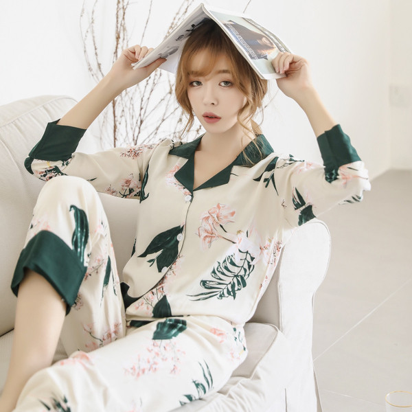 Дамска пижама в няколко цвята с флорални мотиви