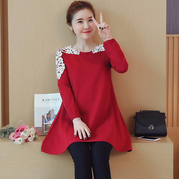 Модерна блуза за бременни жени с дантела в черен и червен цвят