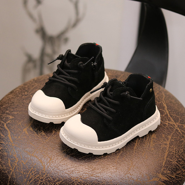 Модерни детски обувки в три цвята подходящи за момичета и момчета