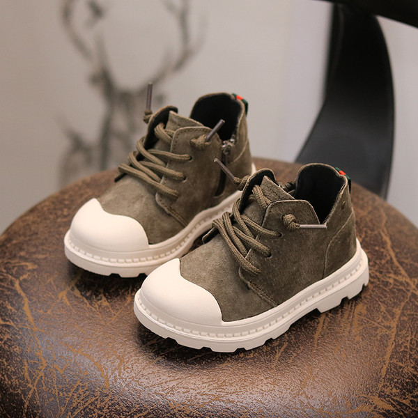 Модерни детски обувки в три цвята подходящи за момичета и момчета