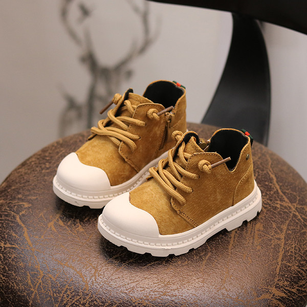 Модерни детски обувки в три цвята подходящи за момичета и момчета