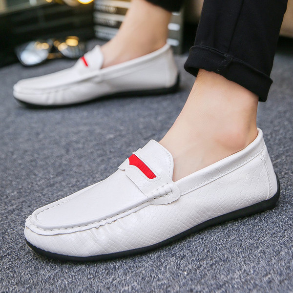 Модерни мъжки мокасини в черен и бял цвят 