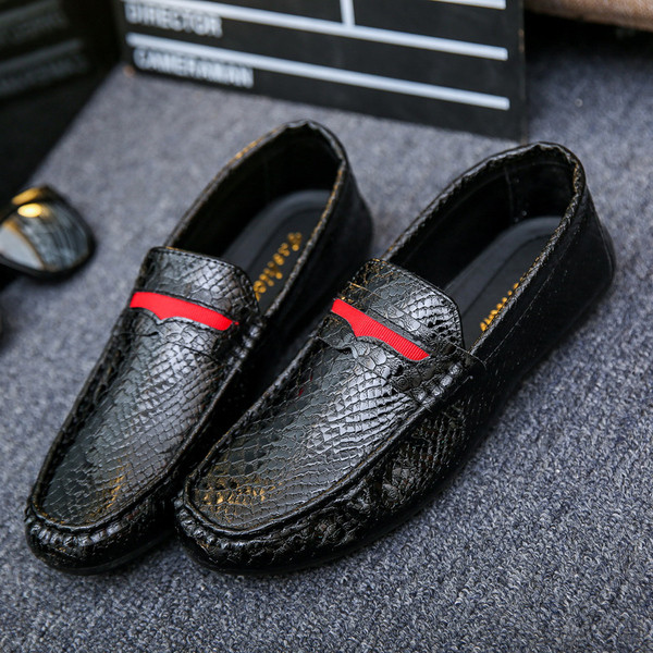 Модерни мъжки мокасини в черен и бял цвят 