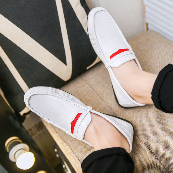 Модерни мъжки мокасини в черен и бял цвят 