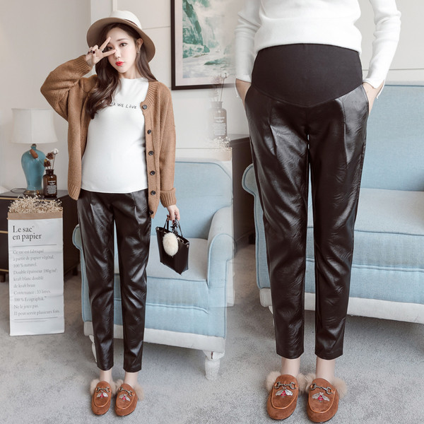 Панталон за бременни жени от еко кожа в черен цвят