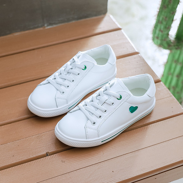 Модерни детски маратонки за момичета в бяло 