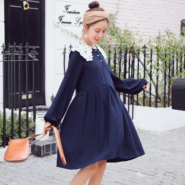 Рокля за бременни жени с дантела в тъмносин цвят