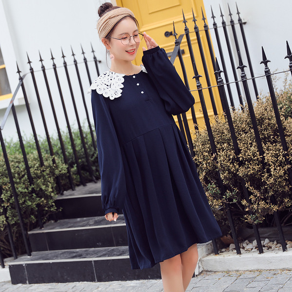 Рокля за бременни жени с дантела в тъмносин цвят