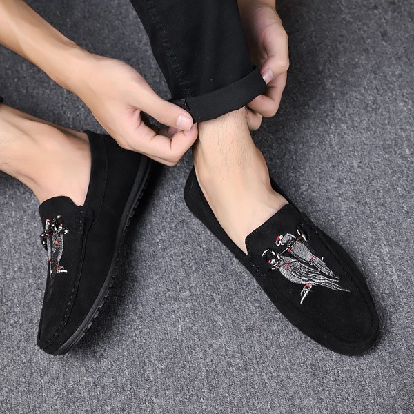 Стилни мъжки мокасини от велур с метален елемент в няколко цвята 