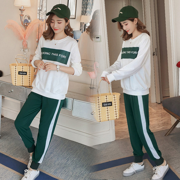 Ежедневен комплект за бременни жени от две части - блуза с надпис и панталон със страничен кант