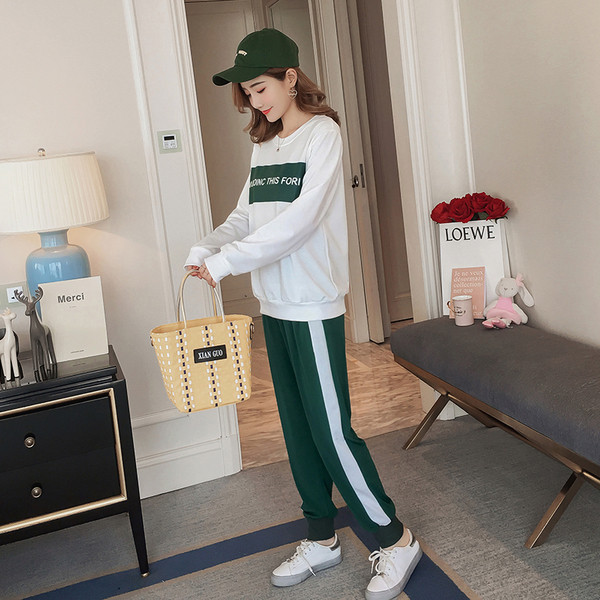 Ежедневен комплект за бременни жени от две части - блуза с надпис и панталон със страничен кант