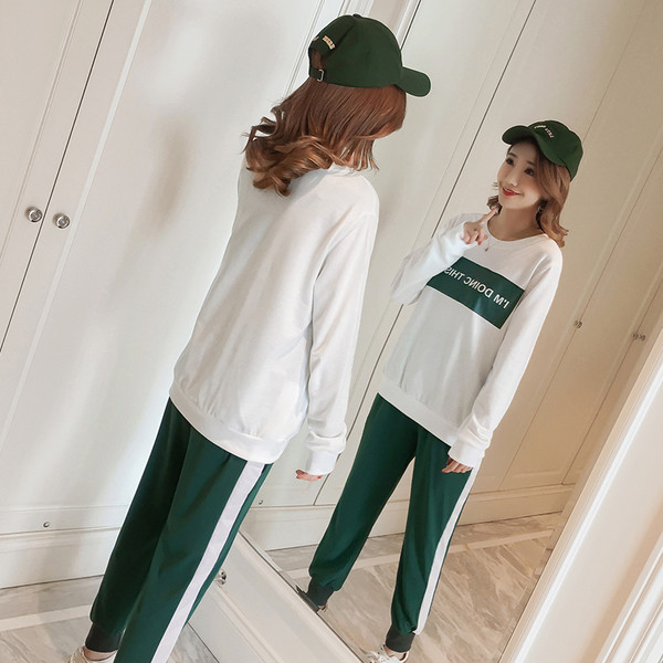 Ежедневен комплект за бременни жени от две части - блуза с надпис и панталон със страничен кант