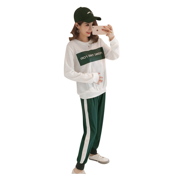 Ежедневен комплект за бременни жени от две части - блуза с надпис и панталон със страничен кант