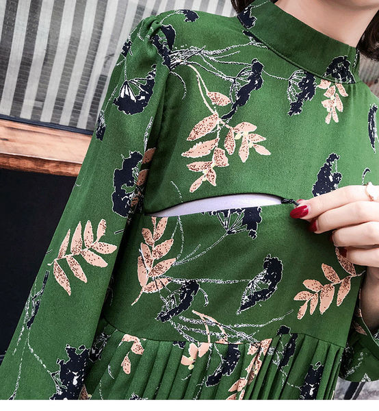 Плисирана рокля за бременни жени с флорални мотиви в зелен цвят