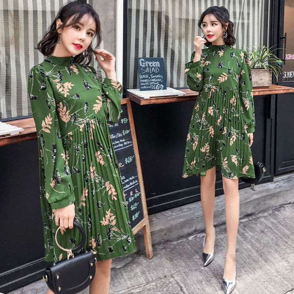 Плисирана рокля за бременни жени с флорални мотиви в зелен цвят