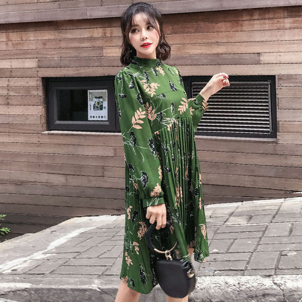 Плисирана рокля за бременни жени с флорални мотиви в зелен цвят