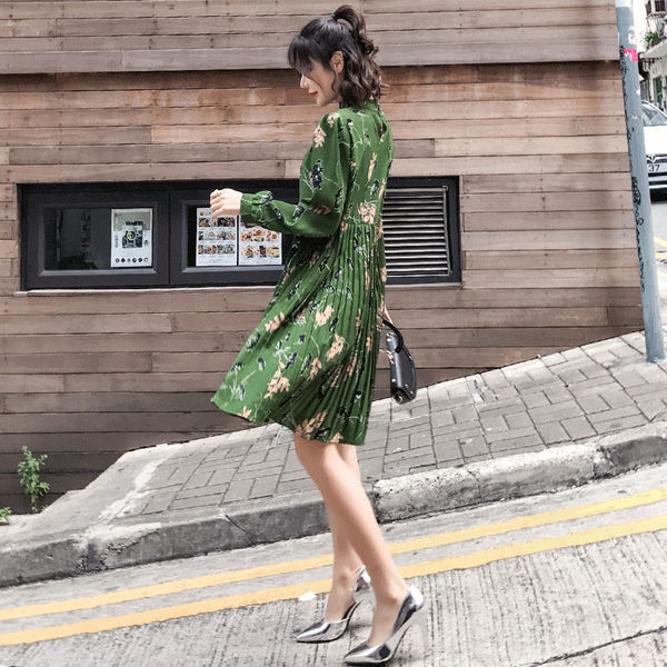 Плисирана рокля за бременни жени с флорални мотиви в зелен цвят