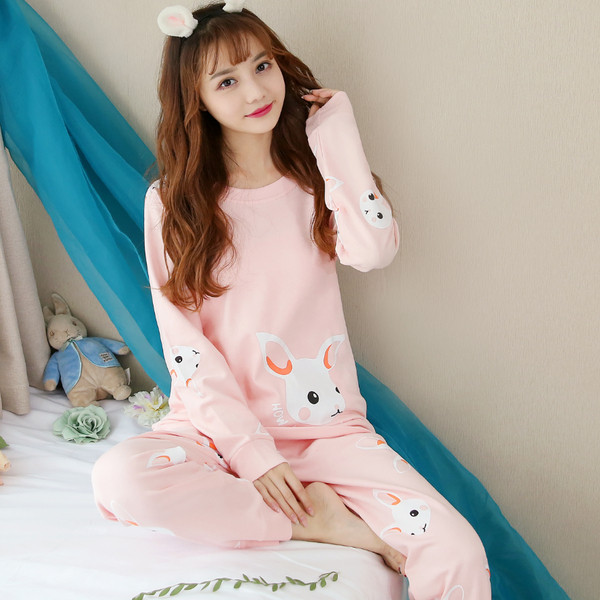 Pijamale de dama in culori deschise cu imprimeu - mai multe modele