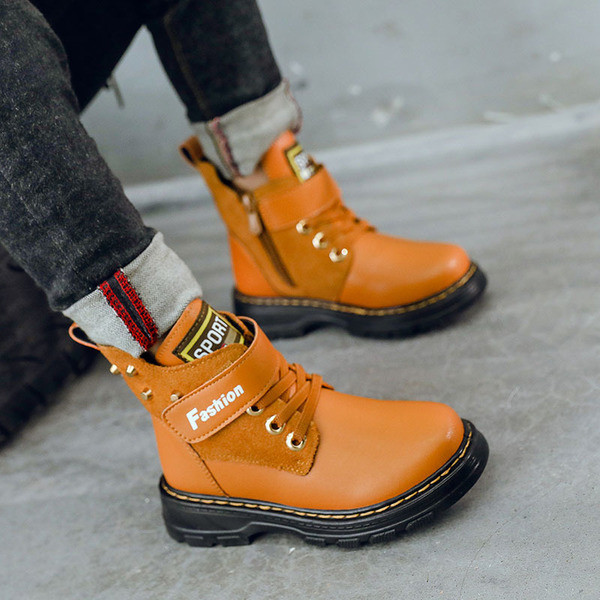 Fiú gyerekcsizma feliratos fém elemekkel négy színben