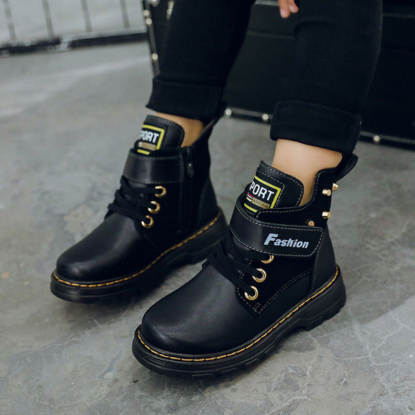 Fiú gyerekcsizma feliratos fém elemekkel négy színben