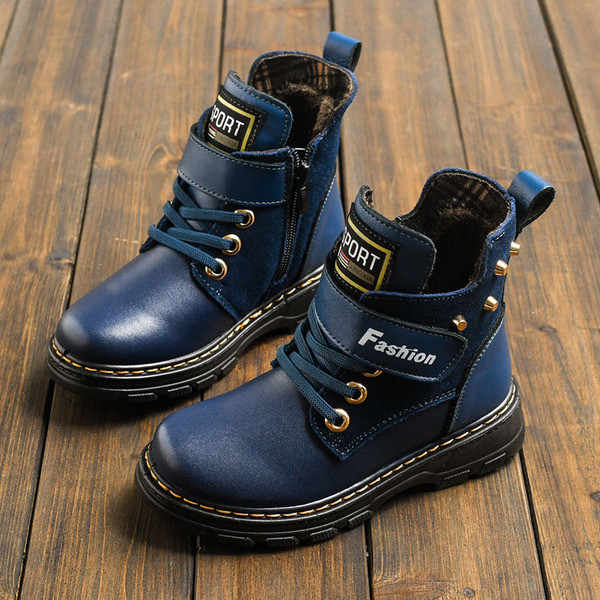 Fiú gyerekcsizma feliratos fém elemekkel négy színben