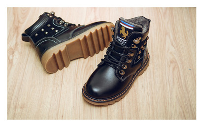 Ghete de copii moderne pentru un baiat cu sireturi si ochiuri metalice in trei culori