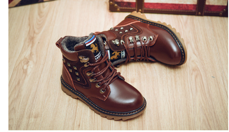 Ghete de copii moderne pentru un baiat cu sireturi si ochiuri metalice in trei culori