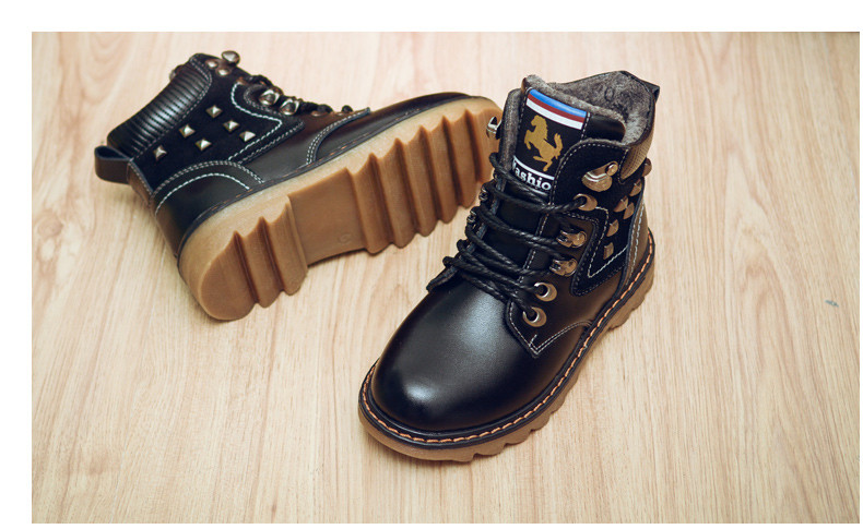 Ghete de copii moderne pentru un baiat cu sireturi si ochiuri metalice in trei culori