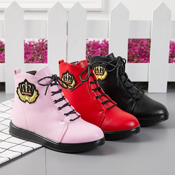 Cizme sport pentru copii cu aplicare in trei culori