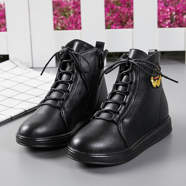 Cizme sport pentru copii cu aplicare in trei culori